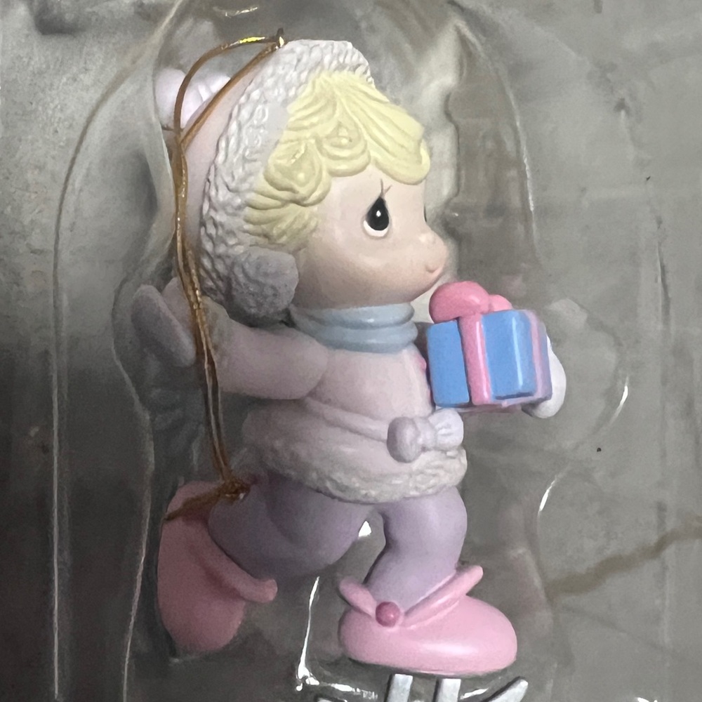 VTG Precious Moments Skating Ornament 1995 Home for the Holidays